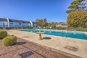 Afbeelding uit fotogalerij van Coastal Escape with Balcony and Grill Less Than 2 Mi to Beach! in Myrtle Beach