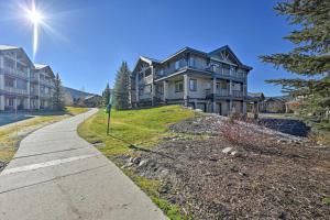 una casa su una collina vicino a un marciapiede di Steamboat Home with Garage, 1 Mi to Ski Resort a Steamboat Springs