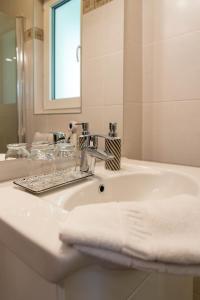 - un lavabo avec miroir et une serviette dans l'établissement LOFT 2, à Thürnthal