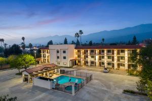 Hotel Huntington في Duarte: اطلالة جوية على فندق مع مسبح