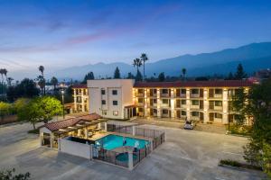 an aerial view of a hotel with a swimming pool at Hotel Huntington in Duarte