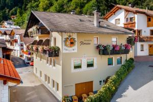 eine Luftansicht eines Gebäudes mit Blumenmustern in der Unterkunft Pension Florian in Burgeis