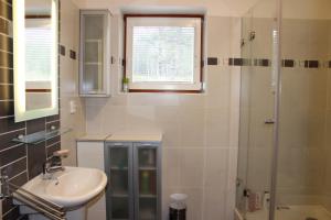 Ванная комната в Holiday House - Orange Antik 112 Lipno Home