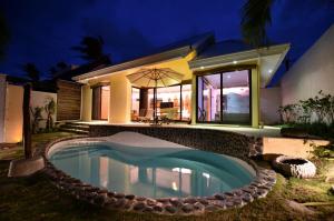 a swimming pool in front of a house at night at 墾丁海芋 獨棟泳池Villa in Hengchun