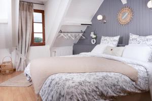 ein Schlafzimmer mit einem großen Bett und einer Treppe in der Unterkunft Les Glycines de Monchy- Chambres d'hôtes in Monchy-Humières