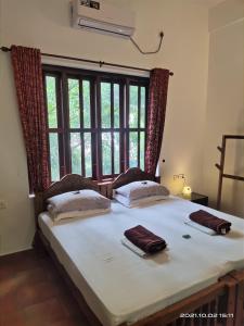 Katil atau katil-katil dalam bilik di Neela Waters - Beach Home
