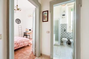 Bilik mandi di Cosy Apartment close to IULM University