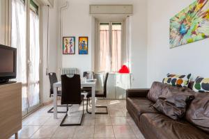 A television and/or entertainment centre at Cosy Apartment close to IULM University