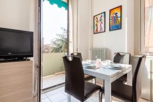 Televisyen dan/atau pusat hiburan di Cosy Apartment close to IULM University