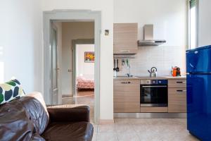 A kitchen or kitchenette at Cosy Apartment close to IULM University