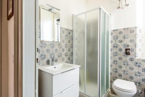 Bilik mandi di Cosy Apartment close to IULM University