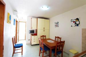 A television and/or entertainment centre at Appartamenti Leuca 50 m dal mare