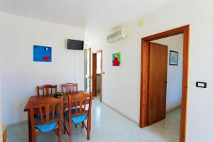 A television and/or entertainment centre at Appartamenti Leuca 50 m dal mare