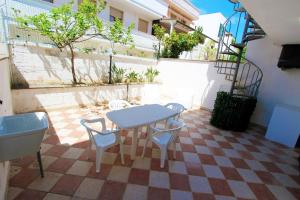 A balcony or terrace at Appartamenti Leuca 50 m dal mare