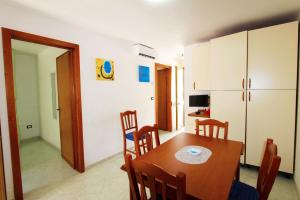 A television and/or entertainment centre at Appartamenti Leuca 50 m dal mare