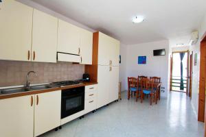 A kitchen or kitchenette at Appartamenti Leuca 50 m dal mare