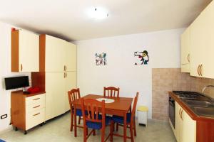 A kitchen or kitchenette at Appartamenti Leuca 50 m dal mare