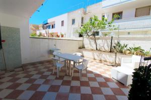 A balcony or terrace at Appartamenti Leuca 50 m dal mare