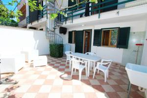 A balcony or terrace at Appartamenti Leuca 50 m dal mare
