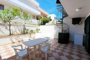 A balcony or terrace at Appartamenti Leuca 50 m dal mare