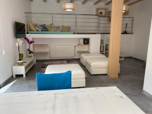 - un salon avec des lits superposés et une chaise bleue dans l'établissement EL BALCON DE JOSEFINASS, à Riópar