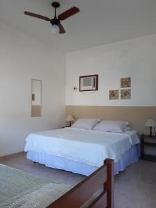 Tempat tidur dalam kamar di Pousada Mar e Marés