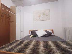 Un dormitorio con una cama grande con flores. en Appartamento Navigli, en Milán