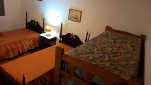 um quarto com duas camas num quarto em Casa de campo SONIANDO em Chivilcoy