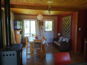 cocina y comedor con mesa y sillas en Mirador de Atuq - Casa Serrana en Villa Yacanto