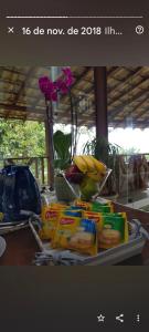 uma mesa com uma bandeja de comida e bananas em A Casa Bella - Guesthouse em Ilhabela