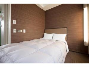 une chambre avec deux lits dans une pièce dans l'établissement R&B Hotel Otsuka Eki Kitaguchi - Vacation STAY 40488v, à Tokyo