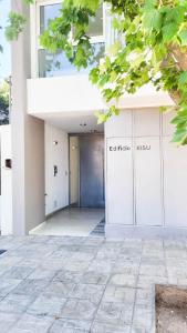 una entrada a un edificio con una puerta azul en Poas - Alquiler temporario en Santa Rosa