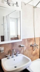 y baño con lavabo y espejo. en Poas - Alquiler temporario en Santa Rosa