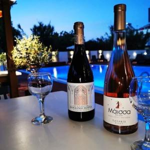 Nápoje v ubytování Platoni Elite Villas