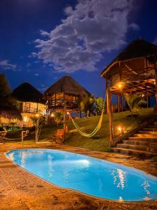 ein Schwimmbad in einem Resort in der Nacht in der Unterkunft Pousada Theodora in Macapá
