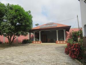 a house with a solar roof on top of it at Villa à Odza borne 12 Aéroport a 10min in Yaoundé