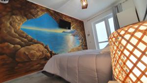 een slaapkamer met een muurschildering van een rotswand bij Fly Bed - Milano Malpensa Airport in Cardano al Campo