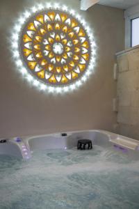 Bilik mandi di Ada Suites & Spa