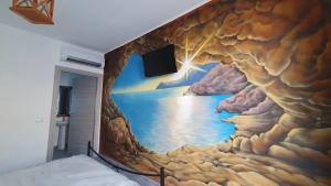 una camera da letto con un murale di una parete di roccia di Fly Bed - Milano Malpensa Airport a Cardano al Campo