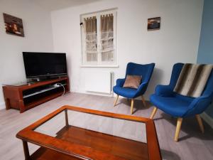 a living room with two chairs and a coffee table at Au coeur de l'Alsace in Eschau