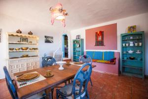 comedor con mesa de madera y sillas en Casa La Geria, en La Asomada