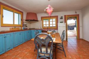 Kuchyň nebo kuchyňský kout v ubytování Casa La Geria + 28 fotografií