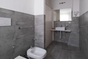 Bilik mandi di Ada Suites & Spa