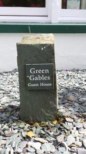 un cartel que dice "Galerías verdes" casa de huéspedes en Green Gables Guest House, en Windermere