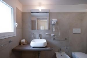Bilik mandi di Ada Suites & Spa