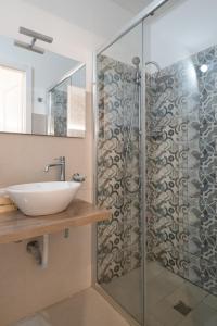 Bilik mandi di Ada Suites & Spa
