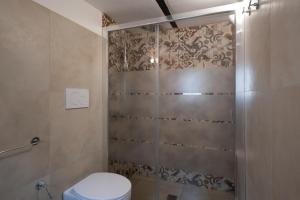 Bilik mandi di Ada Suites & Spa