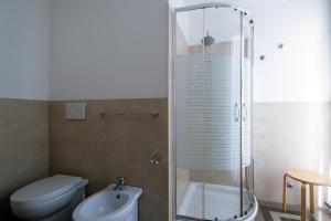 Bilik mandi di Ada Suites & Spa