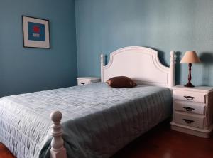 ein Schlafzimmer mit einem weißen Bett und einem Kissen darauf in der Unterkunft Parfum de la Mer in Sines