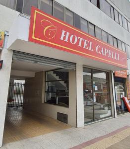 einem Hotelier mit einem Schild auf der Vorderseite in der Unterkunft Hotel Capelli Express in Talca